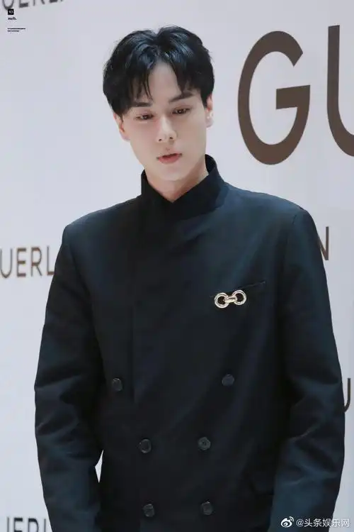 胡一天好高##胡一天线下状态#胡一天活动合影,这个身高差绝了,真的好