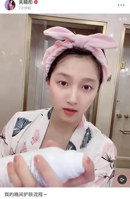 原创关晓彤翻白眼后又晒素颜回应造型争议尖下巴抢镜大圆脸消失不见