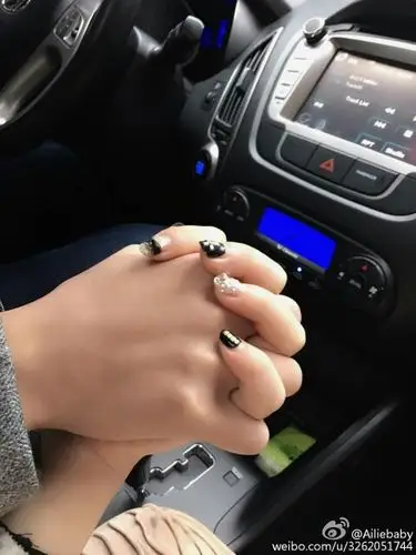 万能的网友,给我一张男的开着车还牵着女朋友手的这种图片,不要喊我