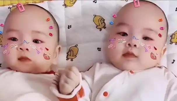 大衣哥喜得孙子,儿媳已辞职做家庭主妇,朱小伟负责挣钱养双胞胎