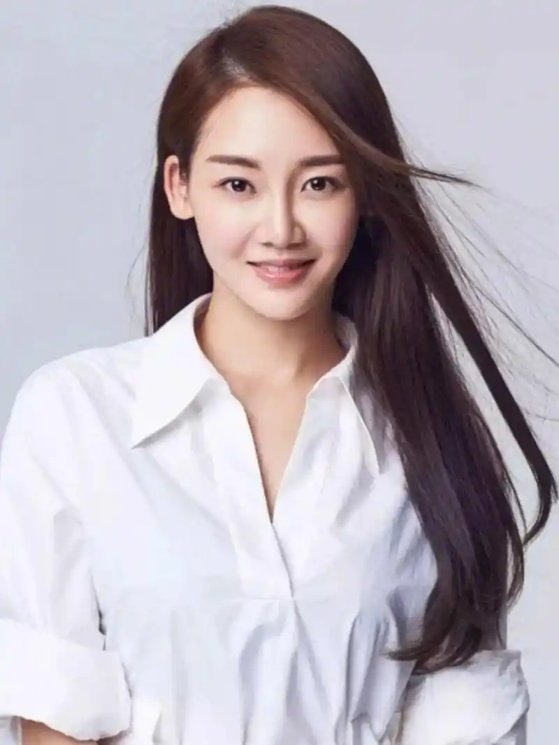 谁说鼻子高才出美人?这9位小鼻子,塌鼻子的女星,个个精致可爱