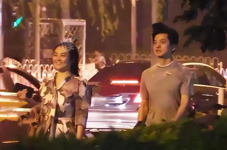 不生孩子李健结婚19年后与妻子的二人世界依旧很甜蜜