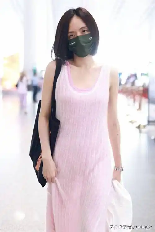 刘惜君现身北京机场,身着粉色连衣裙气质优雅