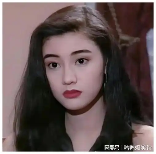 54岁李嘉欣露面整个人状态苍老不敢认老公看着她一脸宠溺