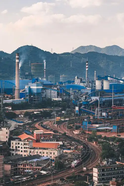 城市里老旧的工厂泛着锈的味道