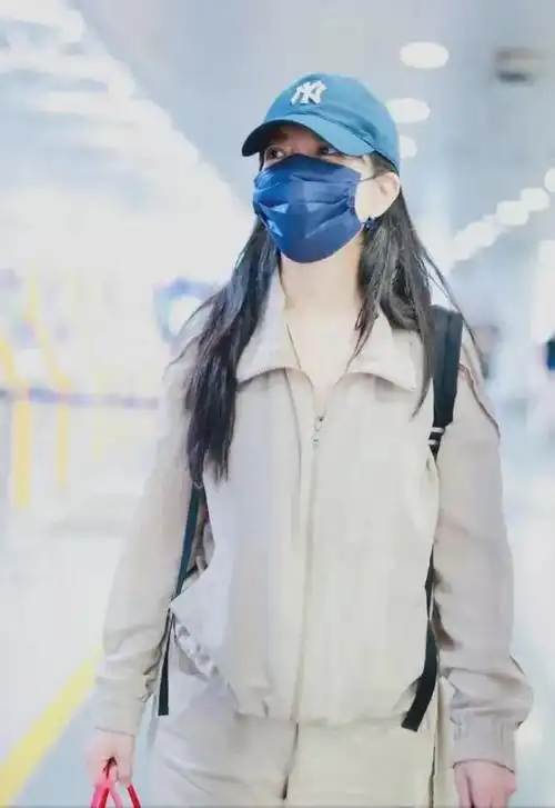 47岁赵薇近照曝光现身北京机场心情大好穿22000元衣很显富态