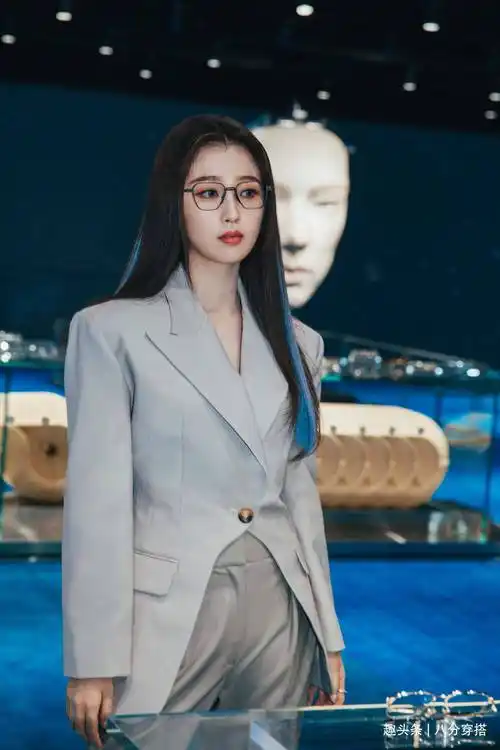 虞书欣风格大变,穿西服套装凹造型,戴黑框眼镜文艺又个性_剪裁_西装
