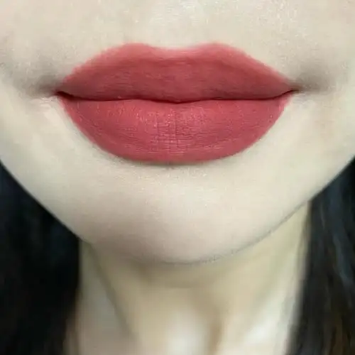 很知性温柔厚涂灰豆沙感更浓郁 像烟熏玫瑰色 两个颜色很好的糅