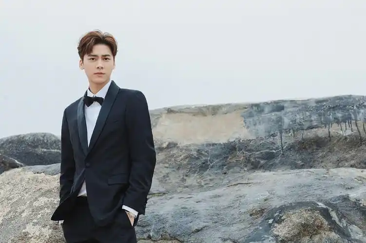 李易峰亮相2021金鸡奖闭幕式 穿黑色西服套装高大绅士