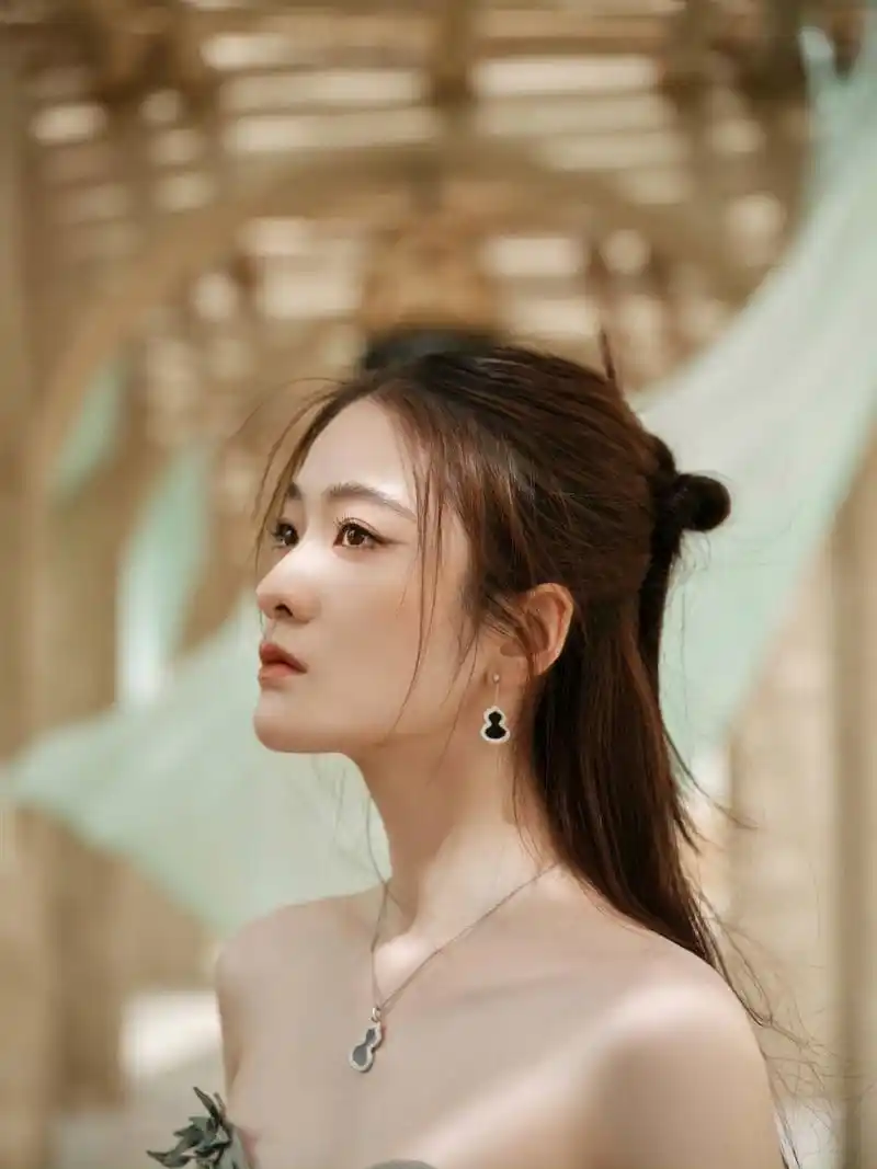 张雪迎# 一袭水墨风韵裹胸,丰满傲人的事业线大秀四方,白皙细嫩的