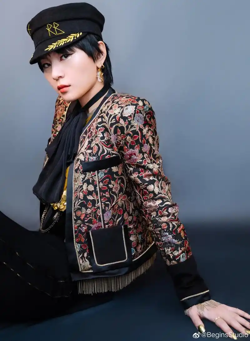 组图周笔畅化身黑暗骑士刺绣流苏外套配黑色长靴酷炫有型