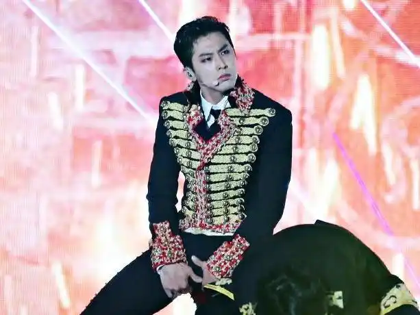 郑允浩裤子撕裂露出红内裤?可以说是大饱眼福了