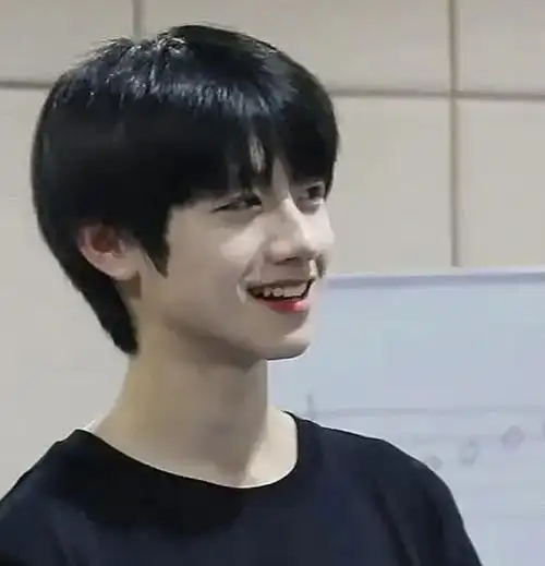 黑发时已经很帅了↓楼3代朱志鑫,五官轮廓很绝……放在内娱爱豆上还是