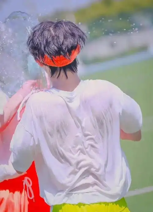 丁程鑫的腹肌线条