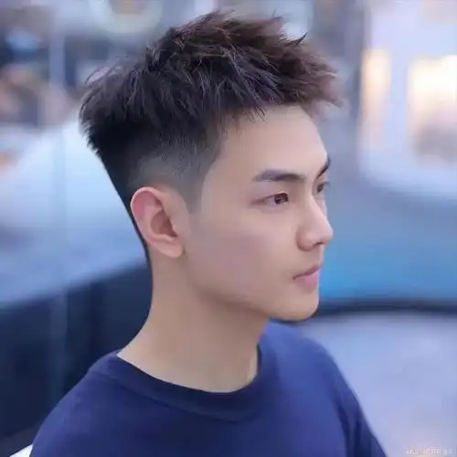 稀少的男生应选择能够增加发量感的烫发发型,如蓬松的卷发或波浪发