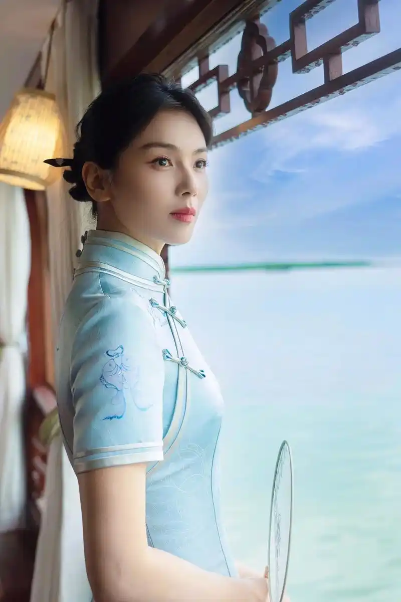 刘涛的一组美照曝光,她盘发穿蓝色旗袍,勾勒完美身材,站湖边手 - 抖音