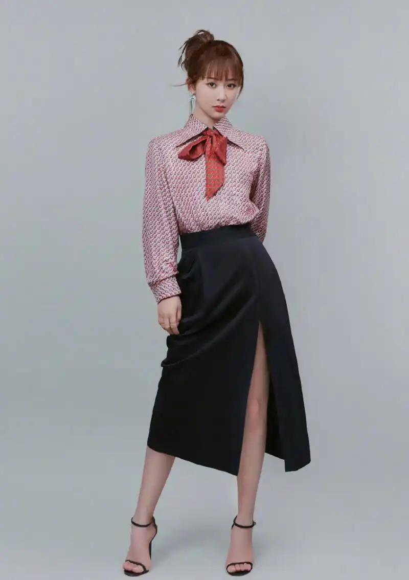 杨紫越来越成熟妩媚,这身穿搭魅力四射,你心动了吗?#杨紫