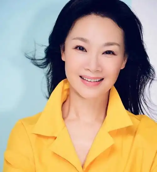 回顾歌唱家吕薇多次登上春晚舞台男友病逝让其心痛仍未婚