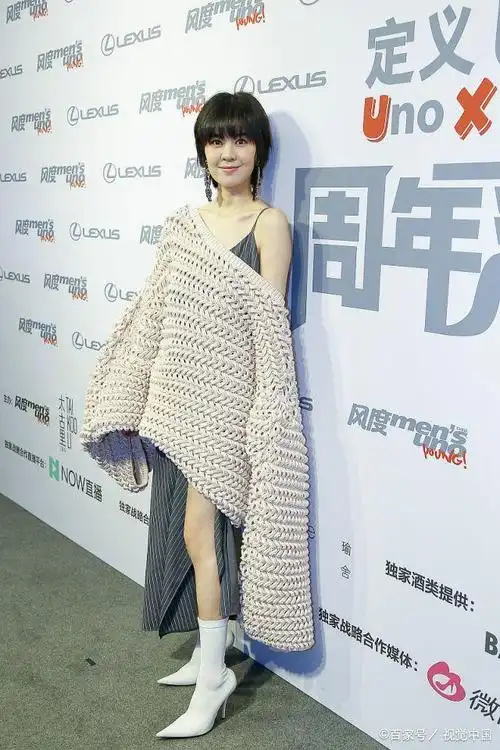 郁可唯穿搭又踩雷,绗缝羽绒衣配阔腿裤,168的身高太像158