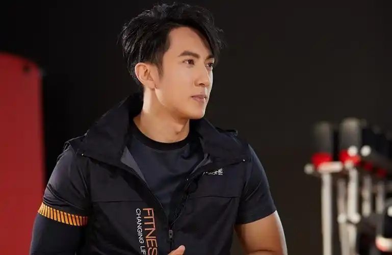 吴尊40岁晒半裸照片相比同时代的男性他很完美