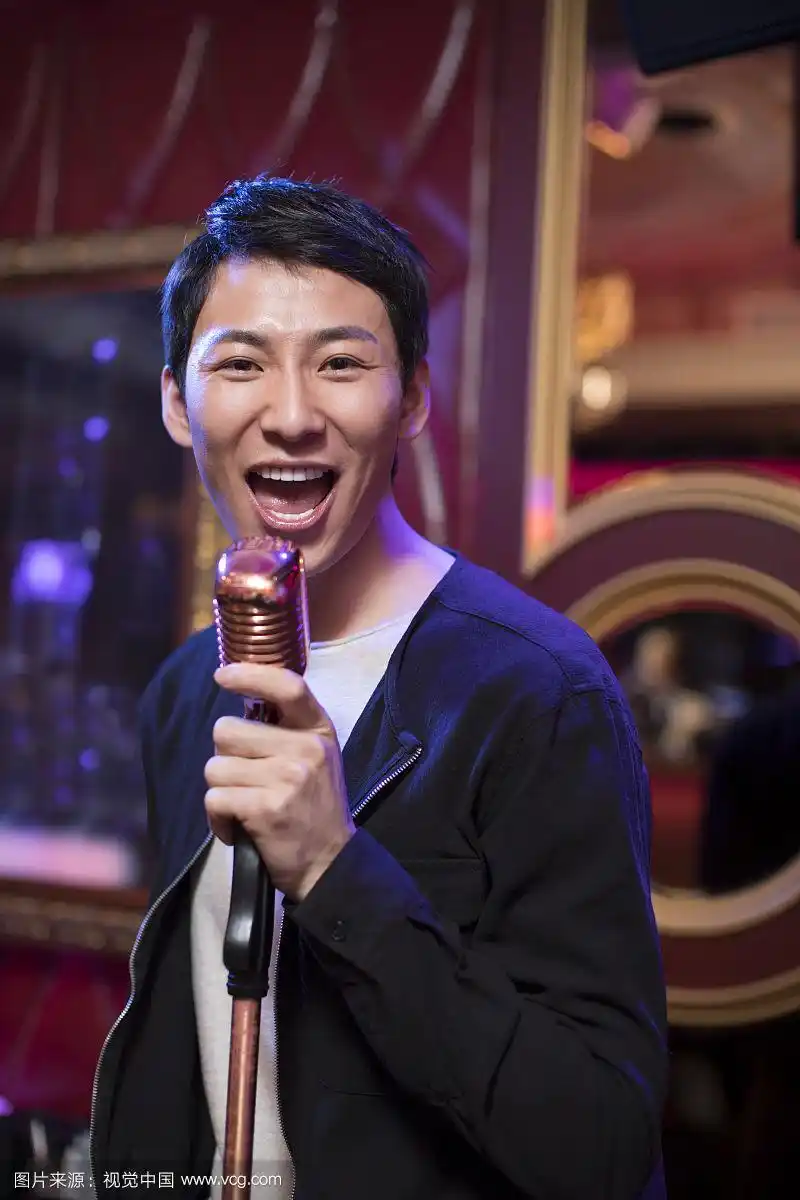 快乐的年轻男士在ktv唱歌