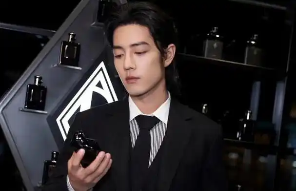 最近,著名艺人肖战在新加坡参与了拉夫香氛的活动,这一事件再一次引起