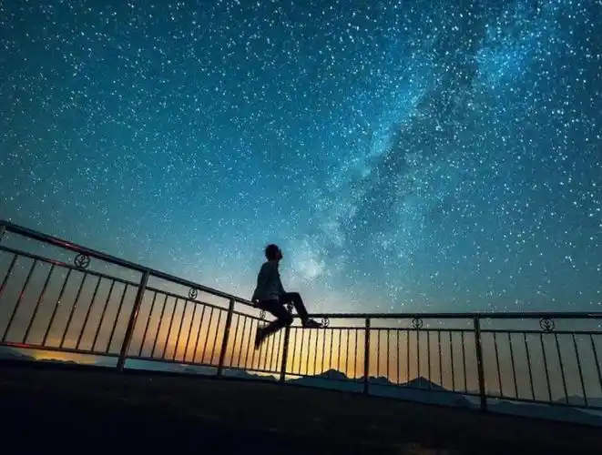 一个男人仰望夜空图片