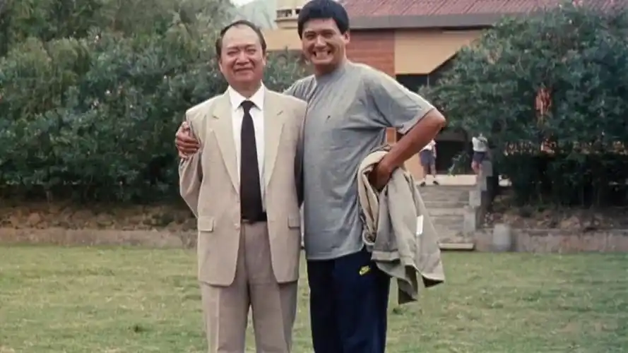 周润发是逃犯,和儿子养父照相,怎料他竟是监狱长