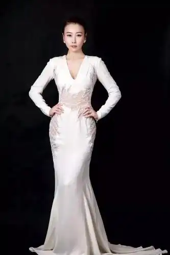 拖尾长裙让这套造型更加大气,礼服合体的剪裁将毛俊杰完美的好身材展
