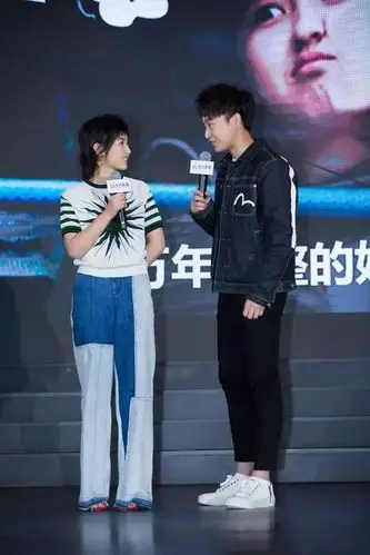 张子枫早就该穿高跟鞋了,17岁美成了大人样!