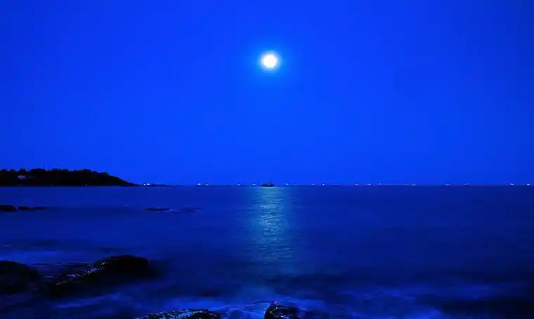 夜晚海边景色怡人图片