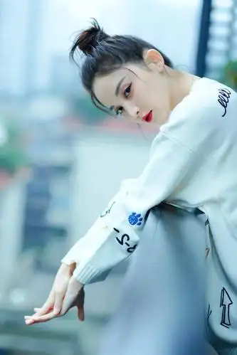 女演员古力娜扎软萌可爱私服写真