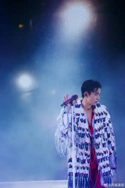 易烊千玺背头##六时纵驰意气满,易烊千玺自不凡##易烊千玺牵手拔梃