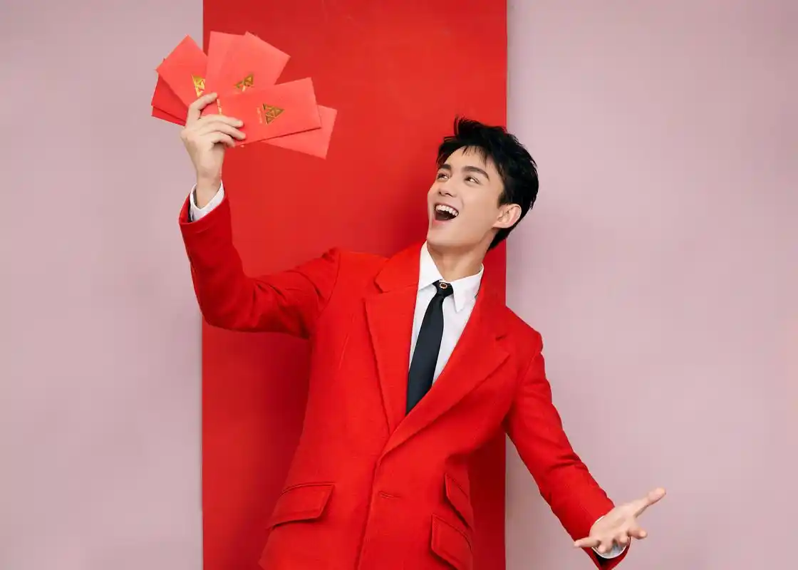 一袭红衣,喜迎红火中国年.少年吴磊再登春晚,辞旧迎新共度佳节