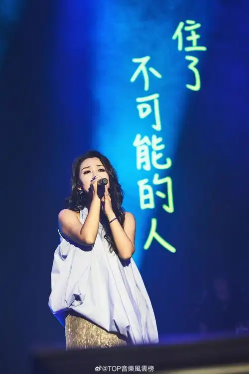 你,一定要幸福啊!十八年音乐旅程,编织一个「完整」的@何洁!