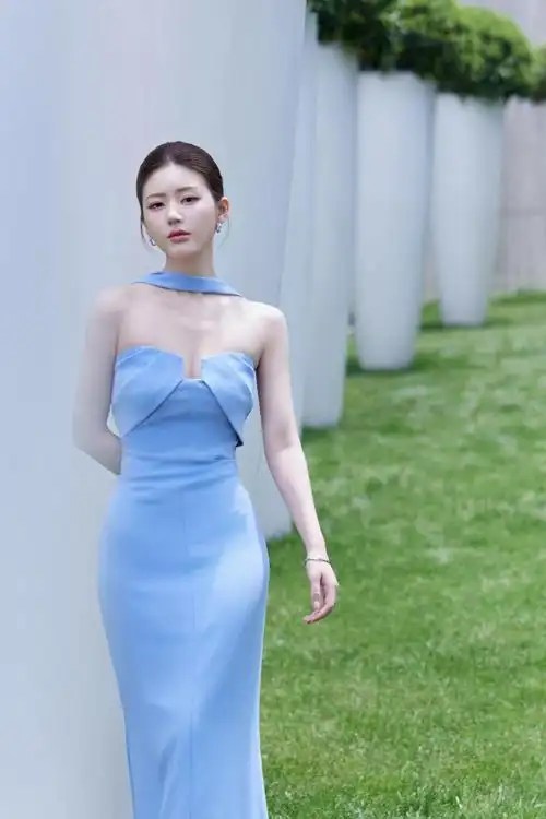 赵露思穿蓝色抹胸裙 性感美艳优雅迷人