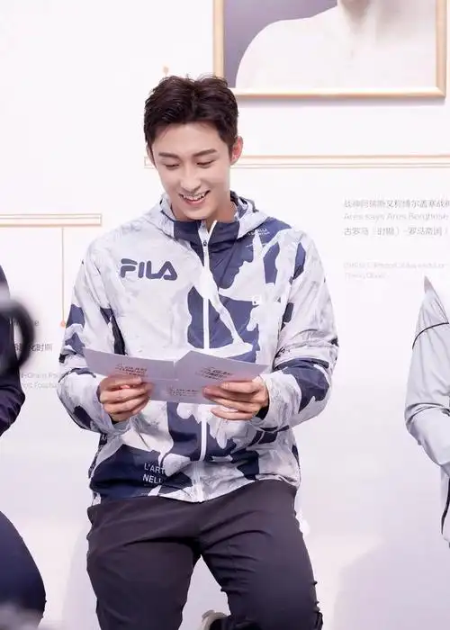 黄景瑜今日活动造型帅气有型的运动范鲸鱼