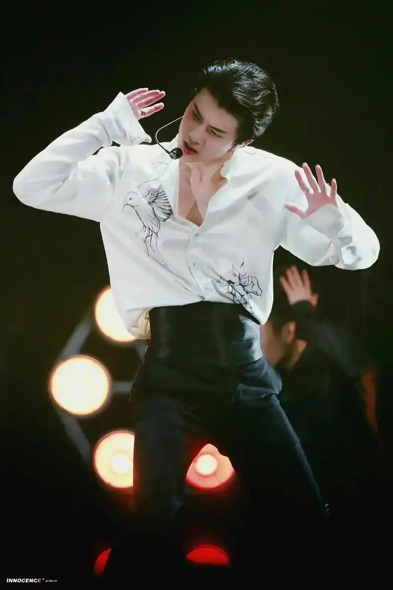 品一下吴世勋的腰封名场面 #浅试一下明星打歌舞台 #吴世勋  - 抖音