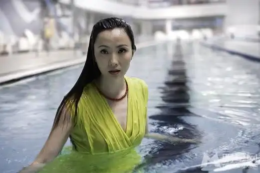小陶虹泳池高清写真水中玉照楚楚动人