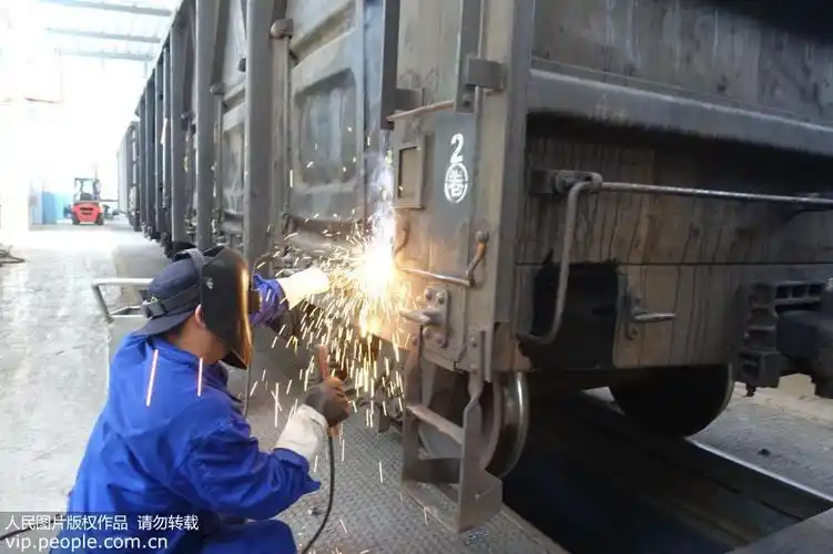 7月24日,熔接工赵培成对货车体进行焊接处理故障.