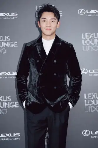 照片中的郑恺一身黑色丝绒西装外套轻熟摩登,时而展现魅力侧颜杀,时而