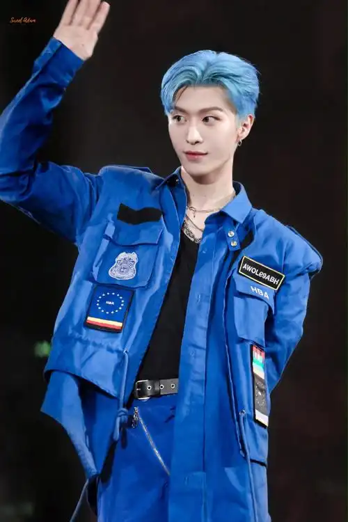 范丞丞渐变蓝发色