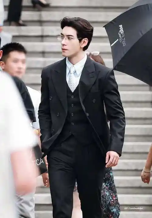 图片来源:微博@陈星旭陈星旭足足有186公分,非常挺拔,穿上西装简直把