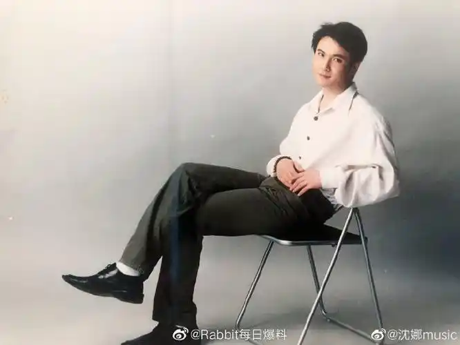 日前,姐姐晒出沈腾年轻时照片,其中还有与何炅的合影,帅气有型获赞不