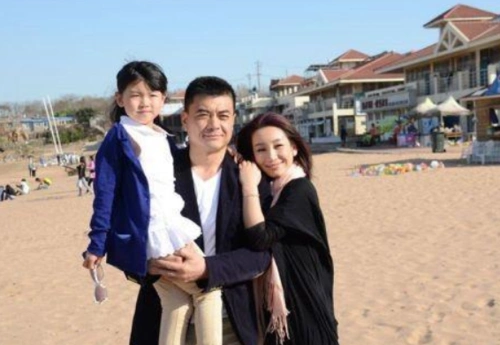 王新军和小7岁妻子秦海璐现身机场,全程手牵手幸福感爆棚