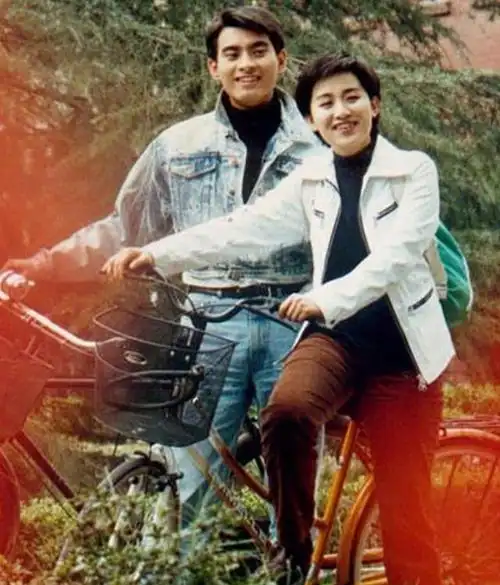 陈龙曾是胶水厂工人闪婚小10岁章龄之走红后对妻子不离不弃