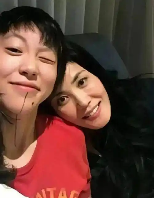 王菲被偏爱,谢霆锋不插手女友社交,赵薇俞飞鸿等闺蜜有空一起玩_李嫣