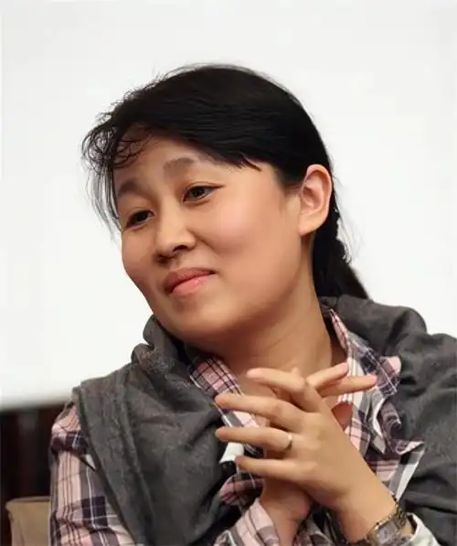 回顾著名演员梁冠华与妻子唐烨互相成就恩爱33年生活幸福甜蜜