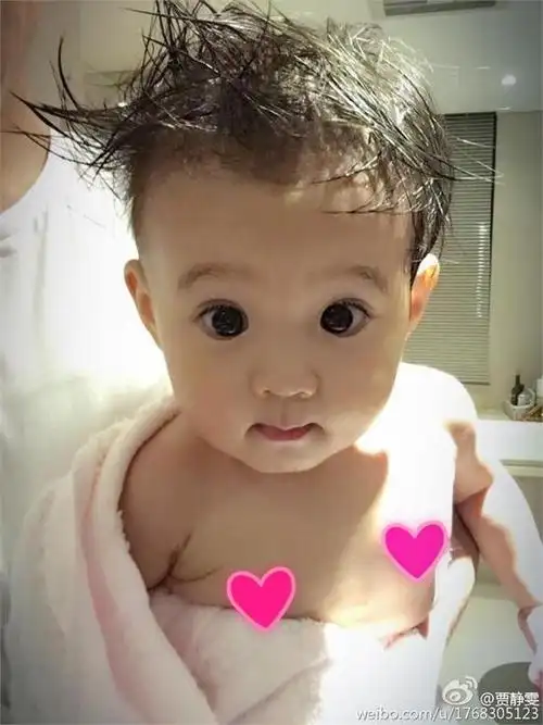 贾静雯晒咘咘浴照 圆溜溜的大眼睛好可爱