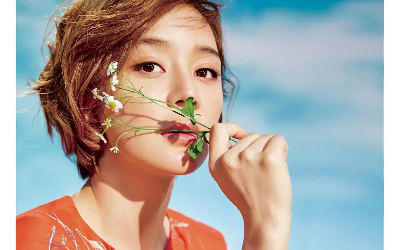 矢量炫彩节庆日历明星美女 显示:√欣赏模式   全屏模式 壁纸分辨率